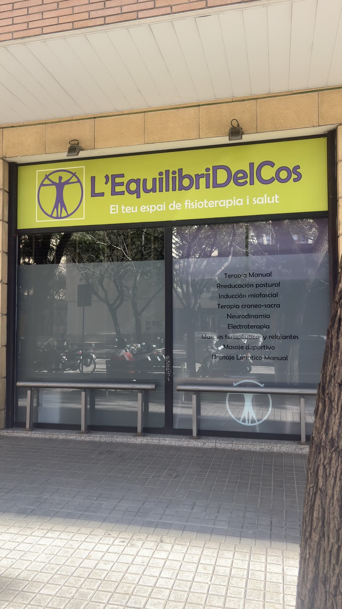 Fachada de L'Equilibri del Cos en Sant Andreu, Barcelona
